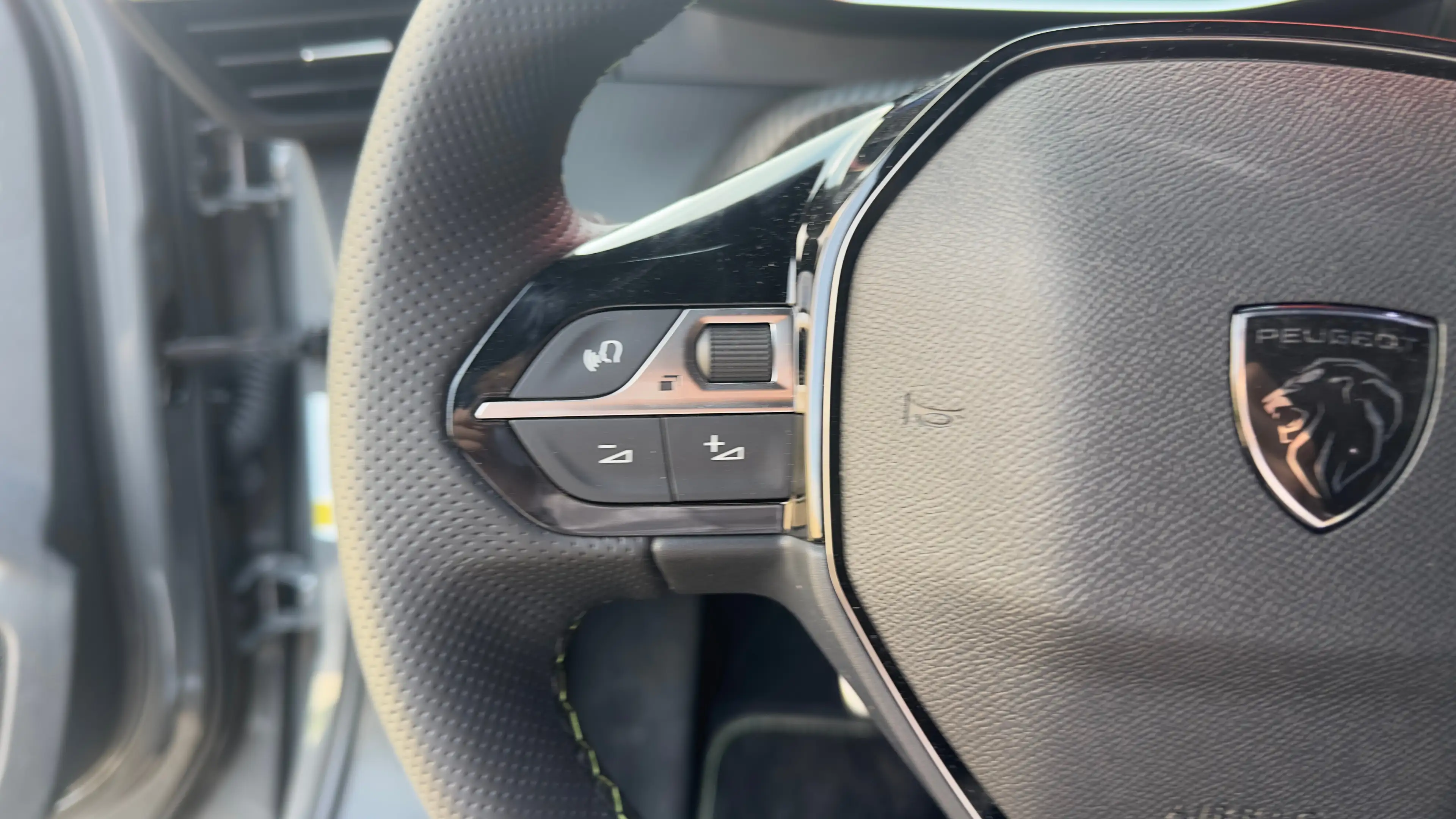 Peugeot e-2008 EV GT Avantage 54 kWh | Alcantara | Camera | Apple — photo 25