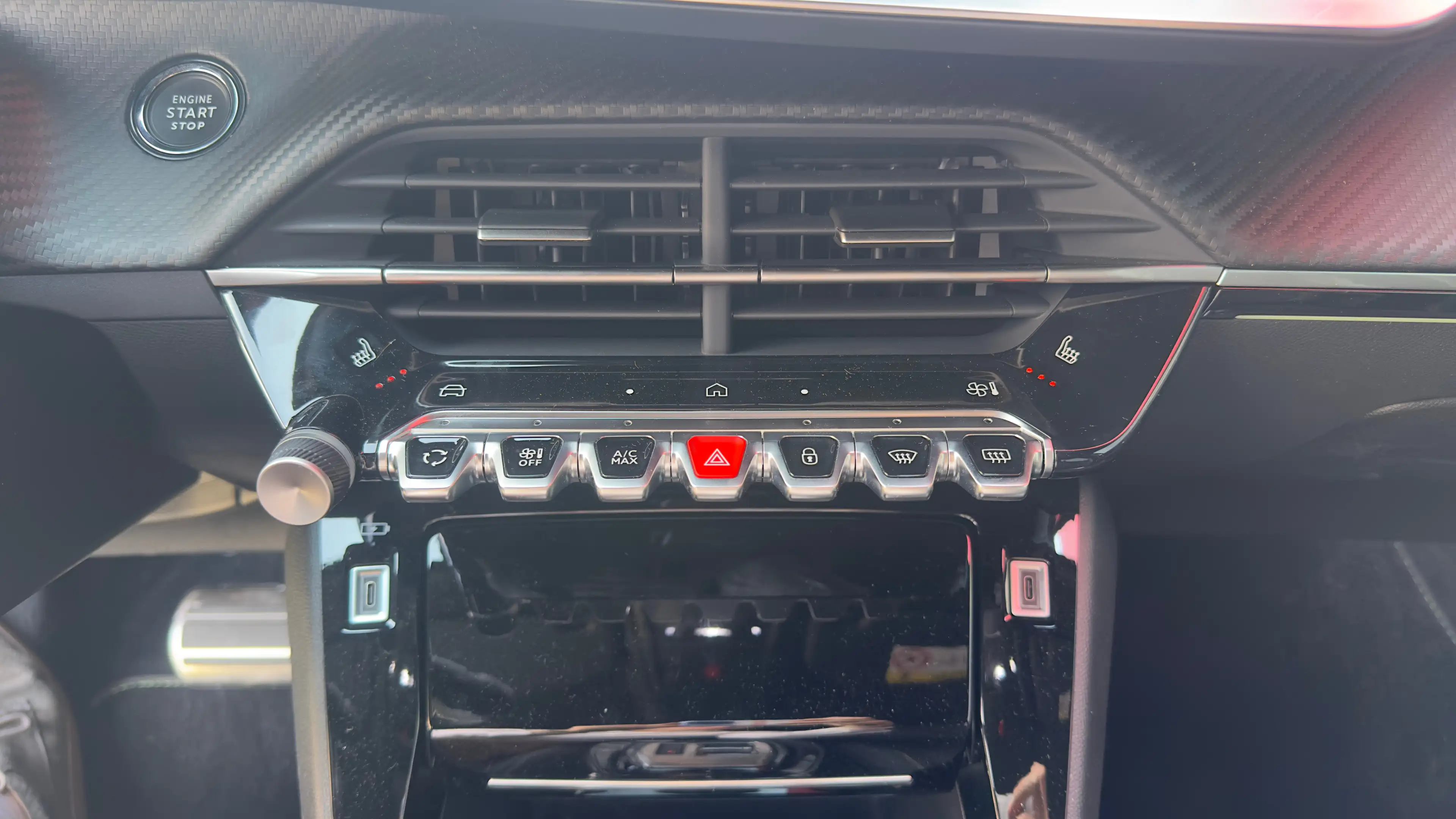 Peugeot e-2008 EV GT Avantage 54 kWh | Alcantara | Camera | Apple — photo 34