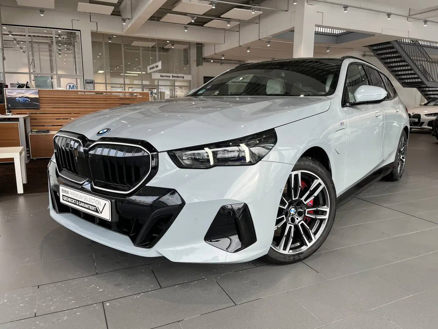 BMW 550 e xDrive M SportpaketPro/AHK/Panorama/IconicGlow Grau - 1