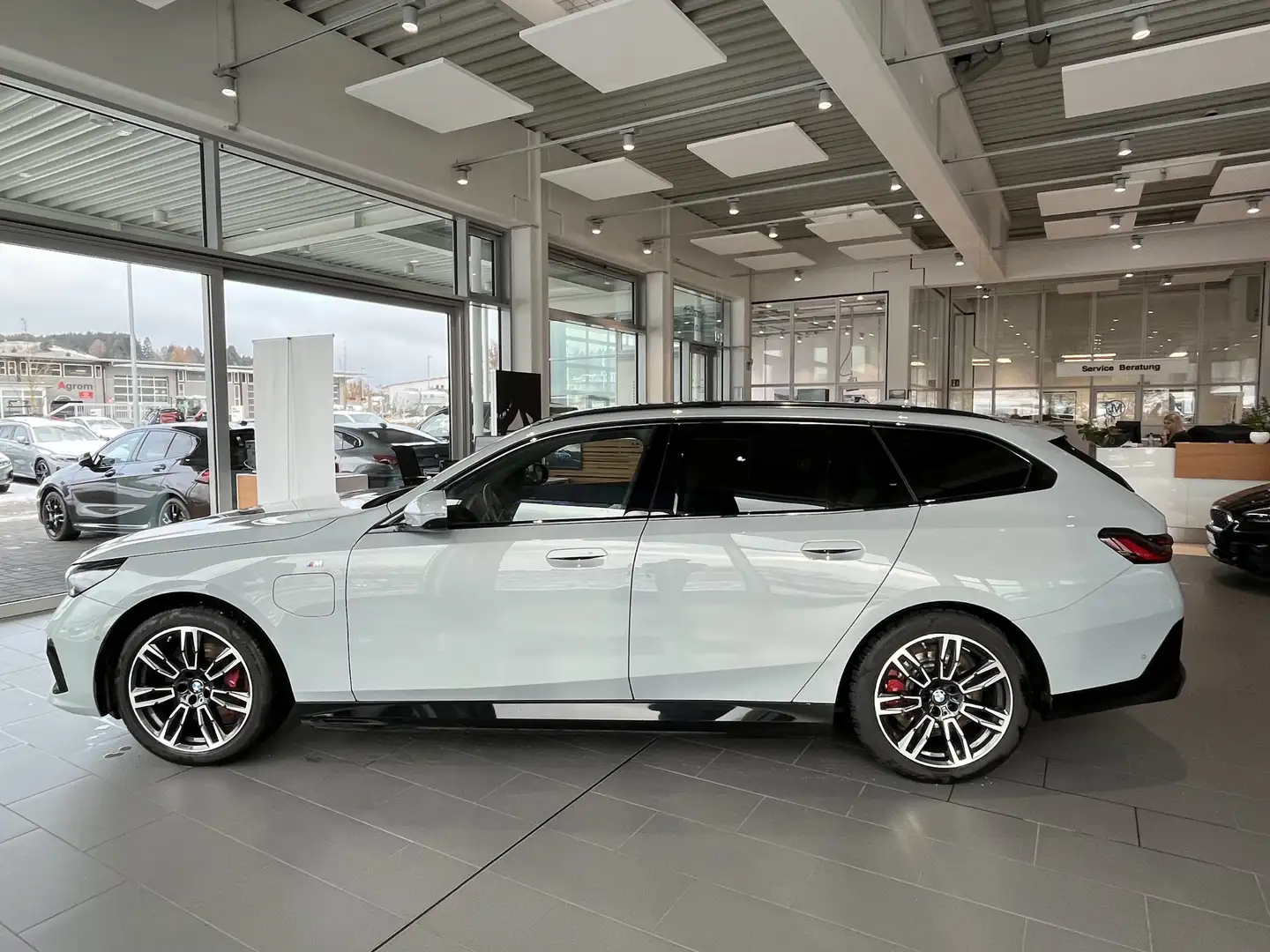 BMW 550 e xDrive M SportpaketPro/AHK/Panorama/IconicGlow Grau - 2