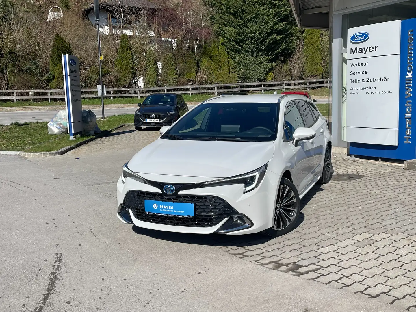 Toyota Corolla 1,8 Hybrid Touring Sports Active Drive Weiß - 2
