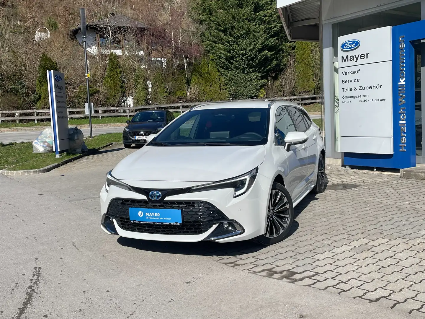 Toyota Corolla 1,8 Hybrid Touring Sports Active Drive Weiß - 1