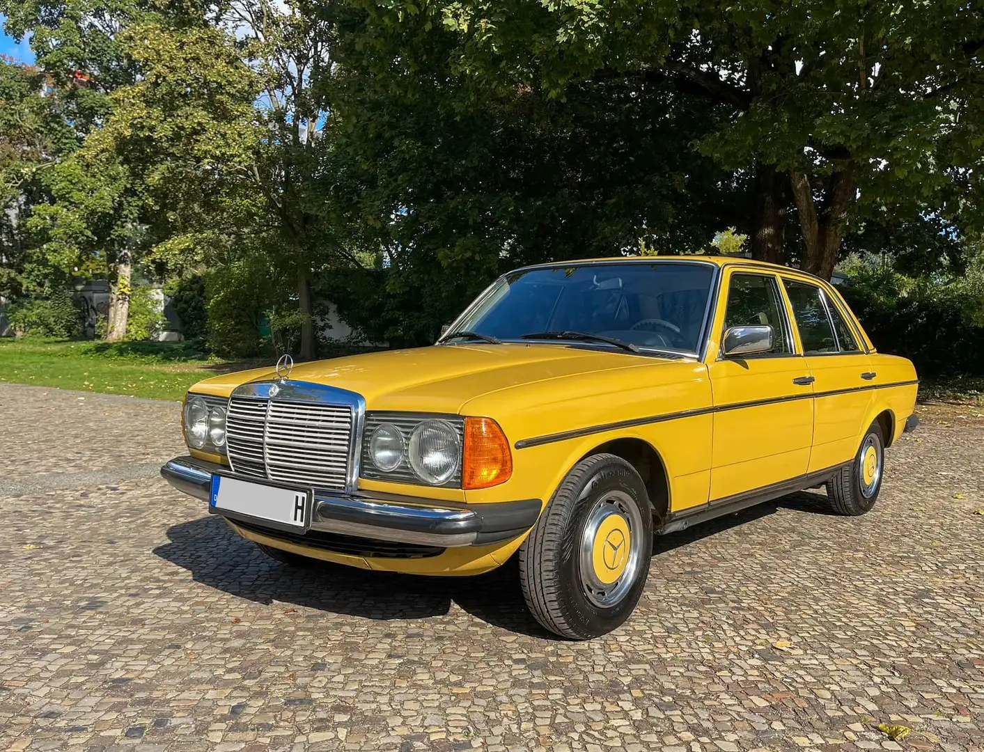 Mercedes-Benz E 240 Gelb - 1
