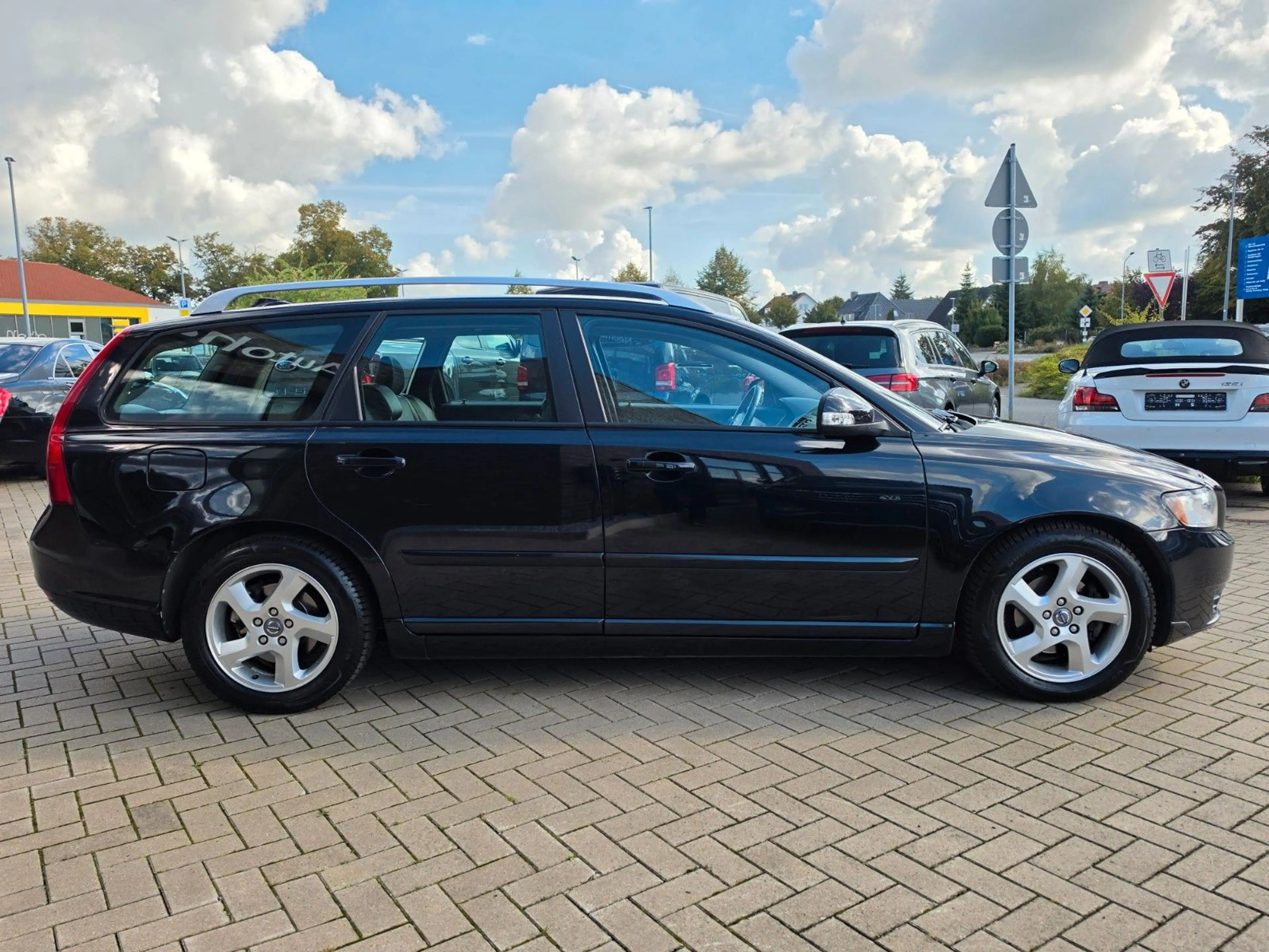 Volvo V50 Kombi D2 *Tempomat*SHZ*AHK* — photo 6