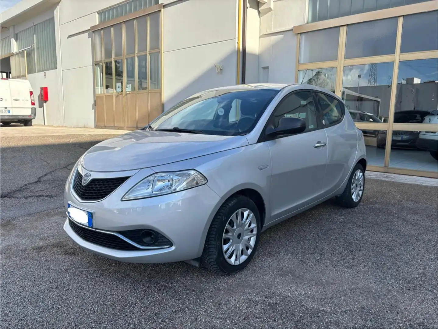 Lancia Ypsilon 1.2 69 CV 5 porte GPL Ecochic Silver Grigio - 2