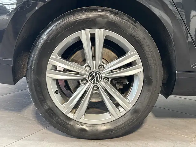 Volkswagen Passat view 3