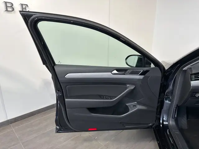 Volkswagen Passat view 6