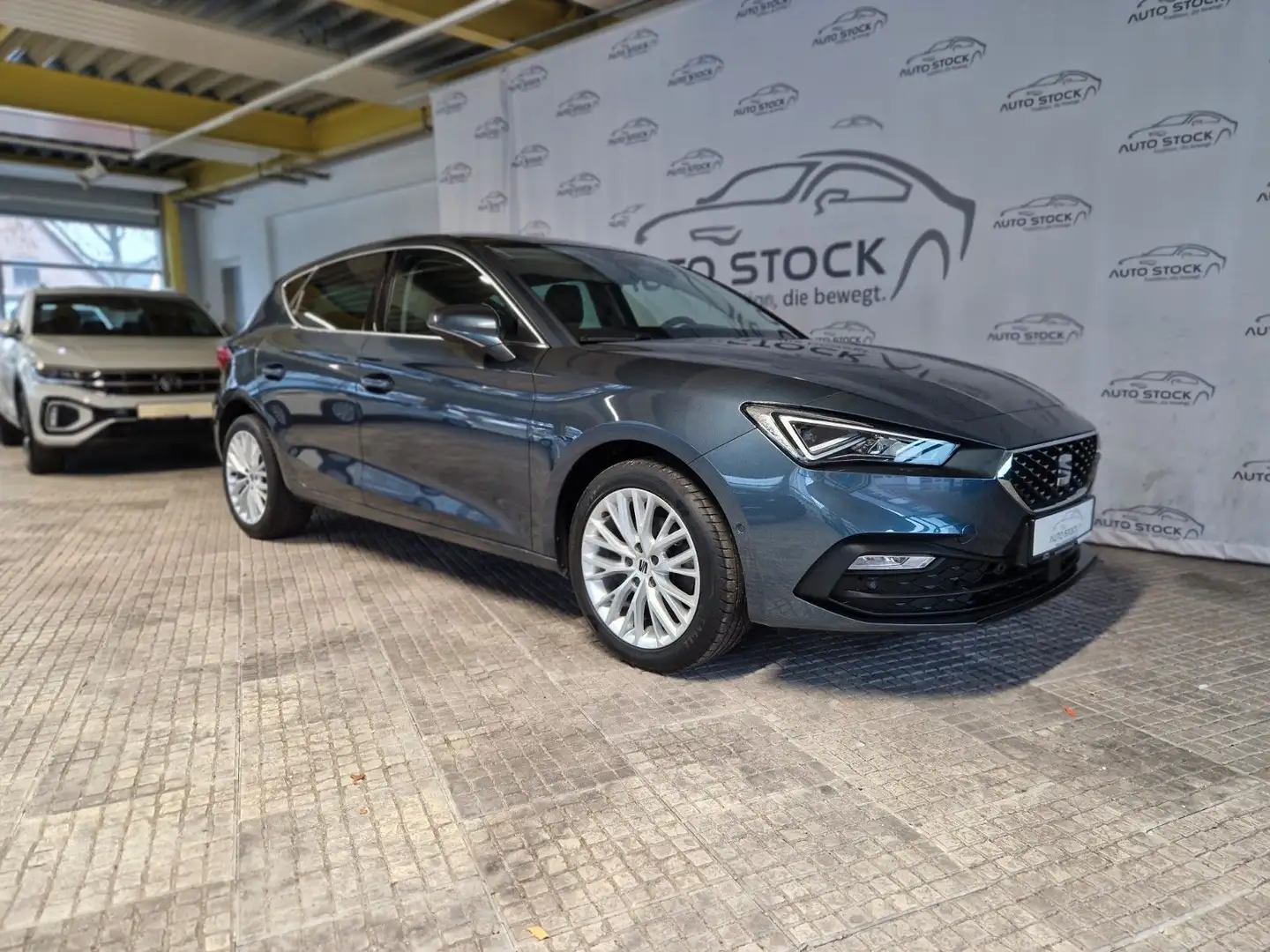 SEAT Leon 1.5 TSI Xcellence LED Navi PDC Sitzheizung Gris - 1