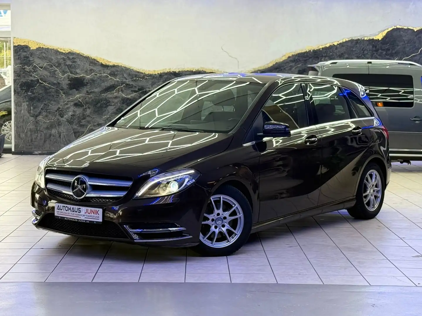 Mercedes-Benz B 180 -Automatik-Navi-1.Hand-Line Brun - 1