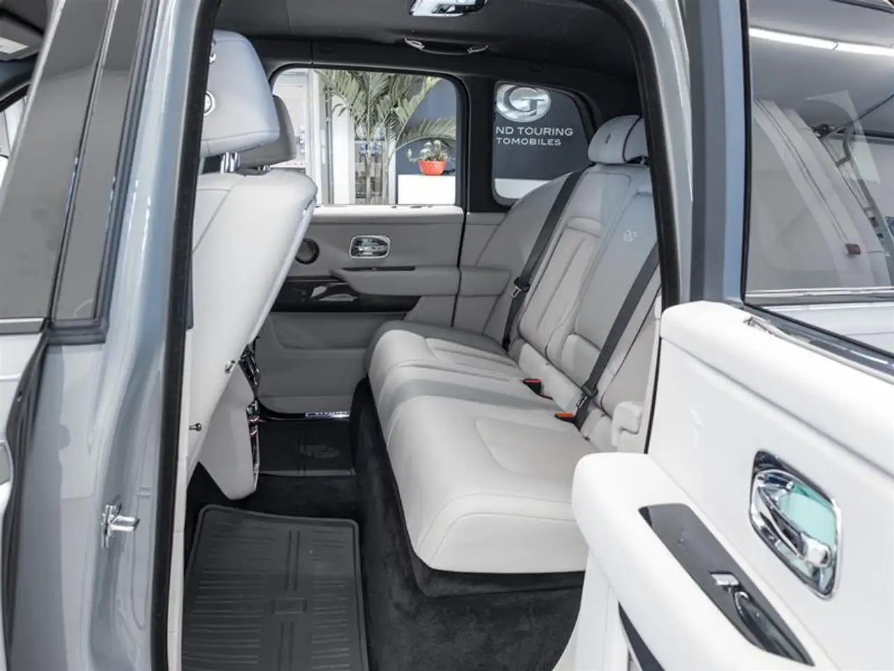 Rolls-Royce Cullinan снимка Rolls-Royce Cullinan