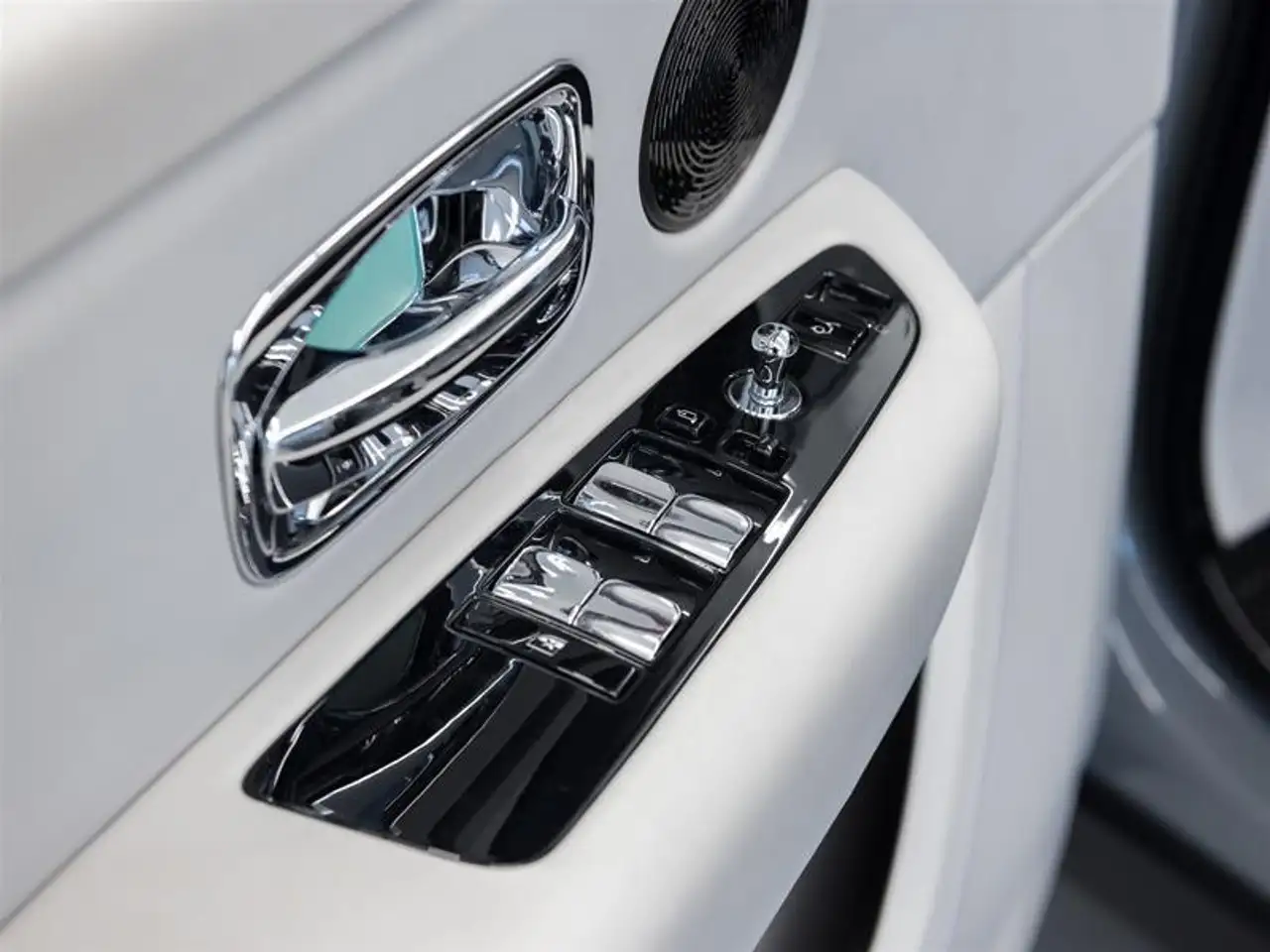 Rolls-Royce Cullinan снимка Rolls-Royce Cullinan