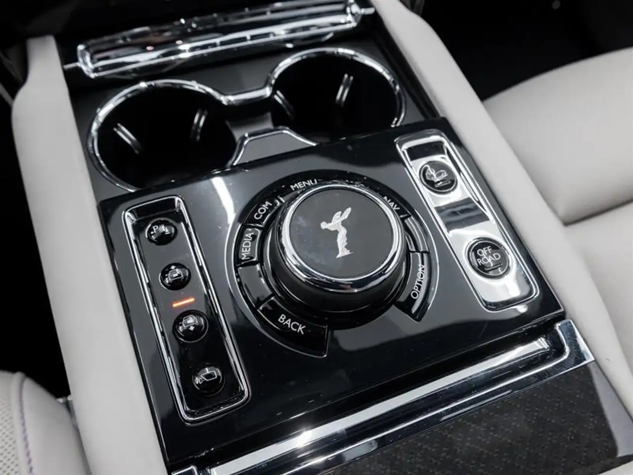 Rolls-Royce Cullinan снимка Rolls-Royce Cullinan