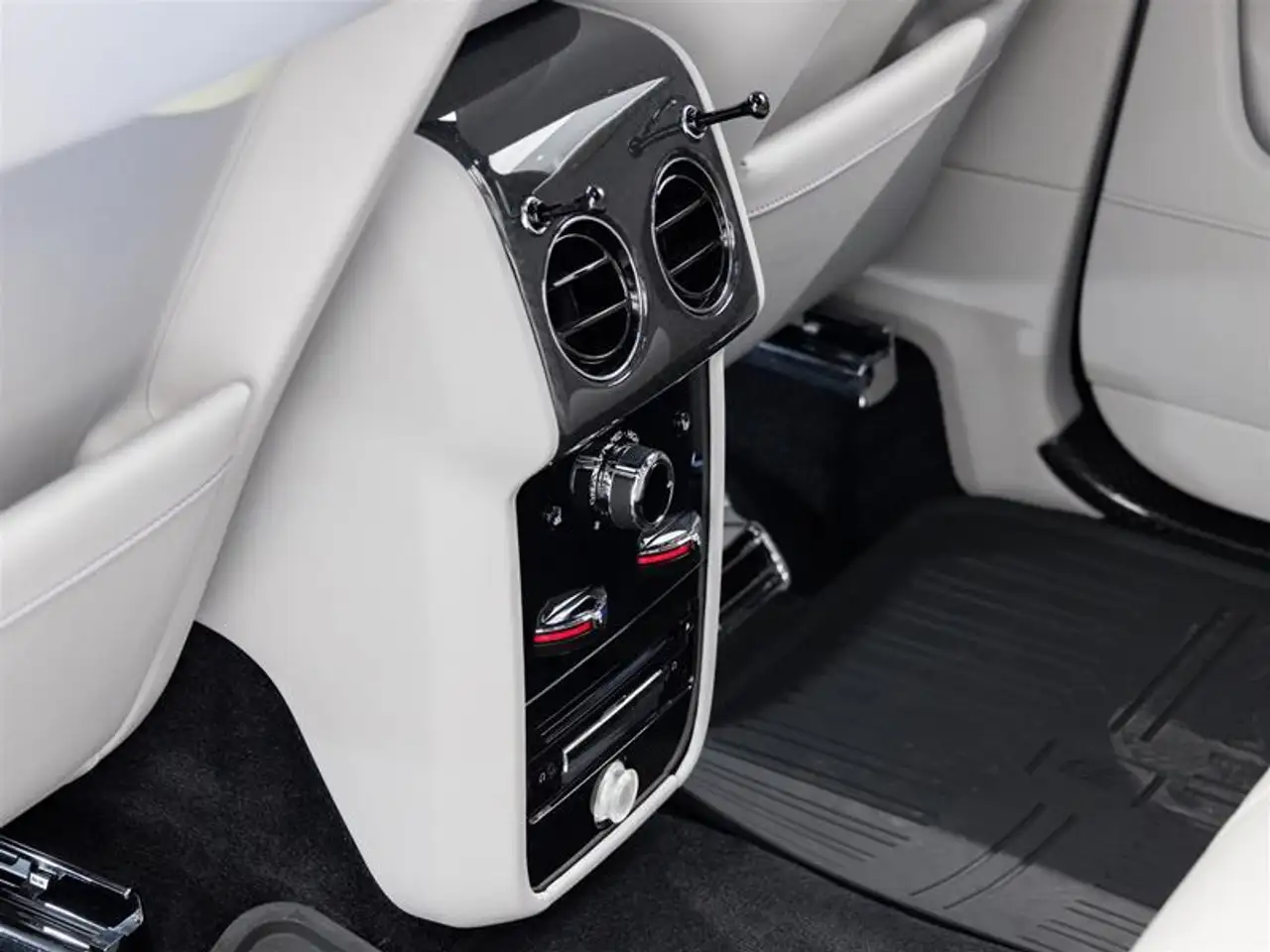 Rolls-Royce Cullinan снимка Rolls-Royce Cullinan