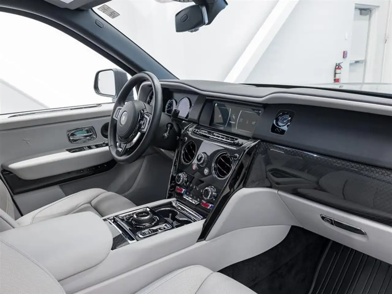 Rolls-Royce Cullinan снимка Rolls-Royce Cullinan