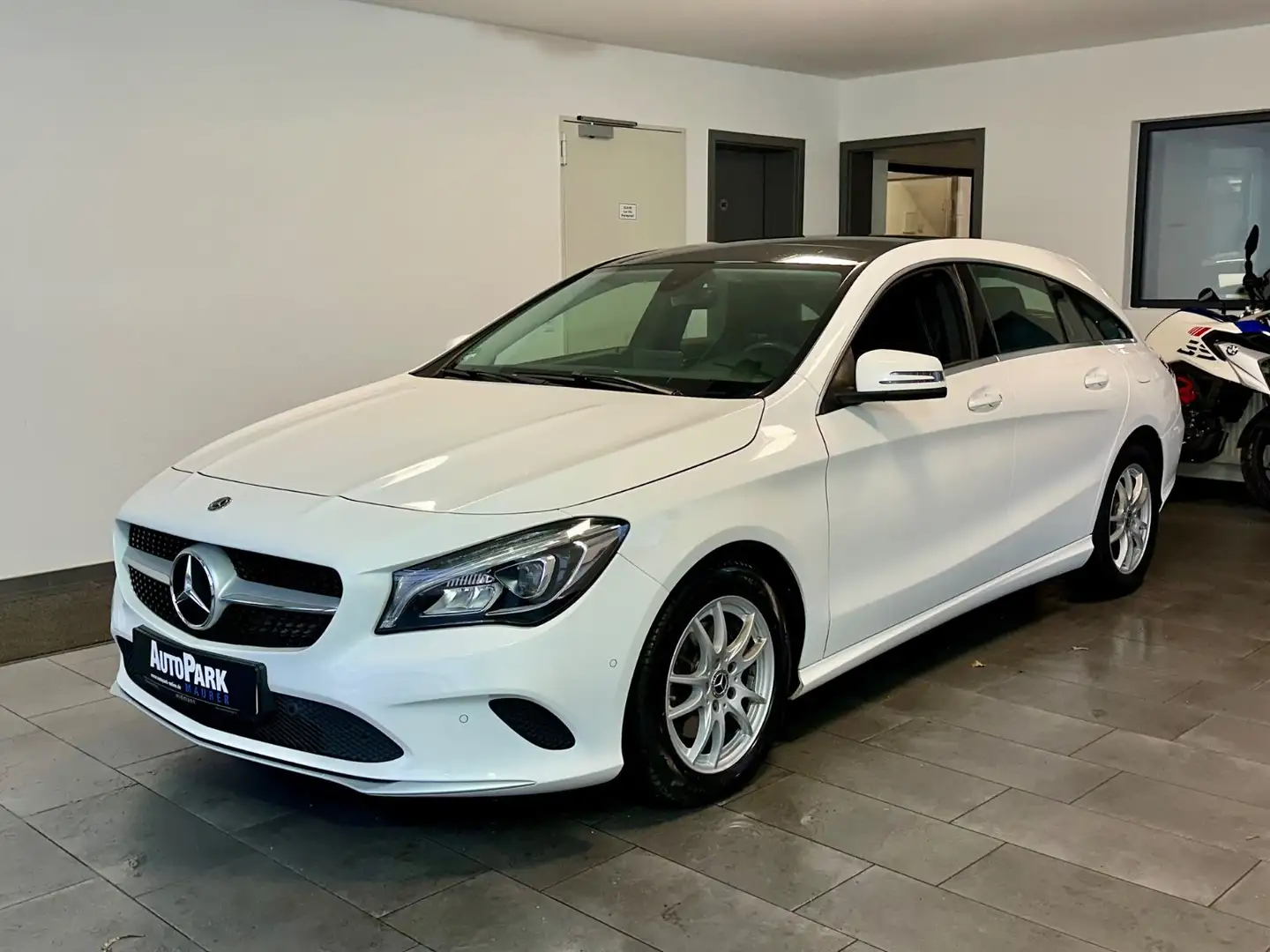 Mercedes-Benz CLA 200 d Pano*Navi* Blanc - 2