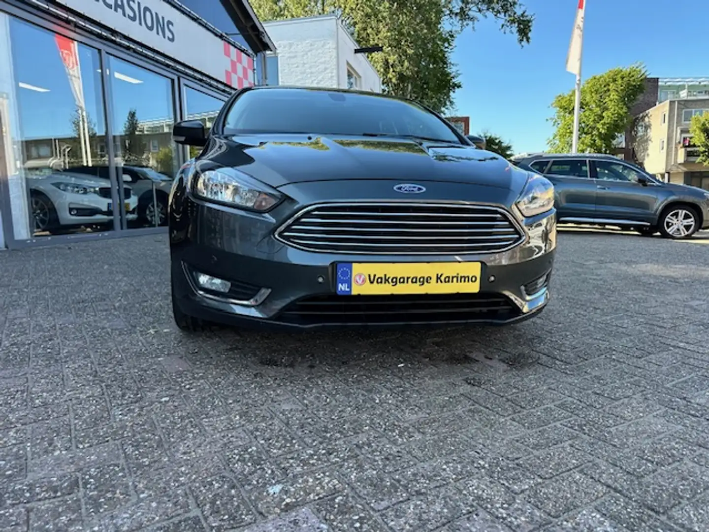Ford Focus Wagon 1.0 Titanium Grijs - 2