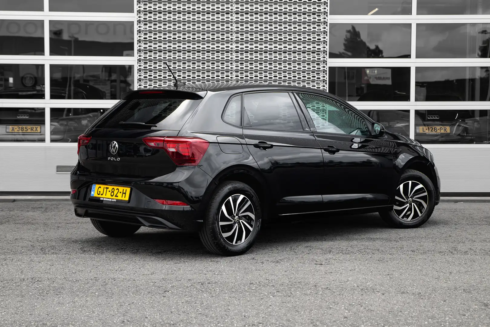 Volkswagen Polo 1.0 TSI 95pk Life Edition | Keyless | Navigatie | Zwart - 2