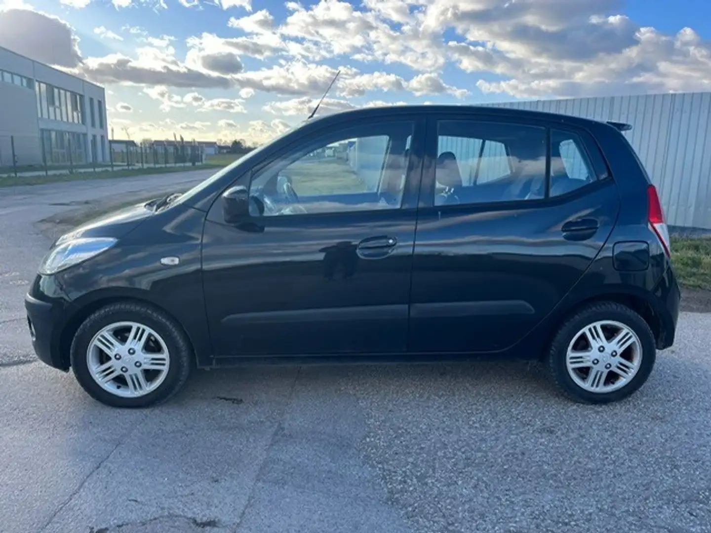 Hyundai i10 1,1 MPI Cool Sport/Sehr gepflegter Zustand/ Schwarz - 2
