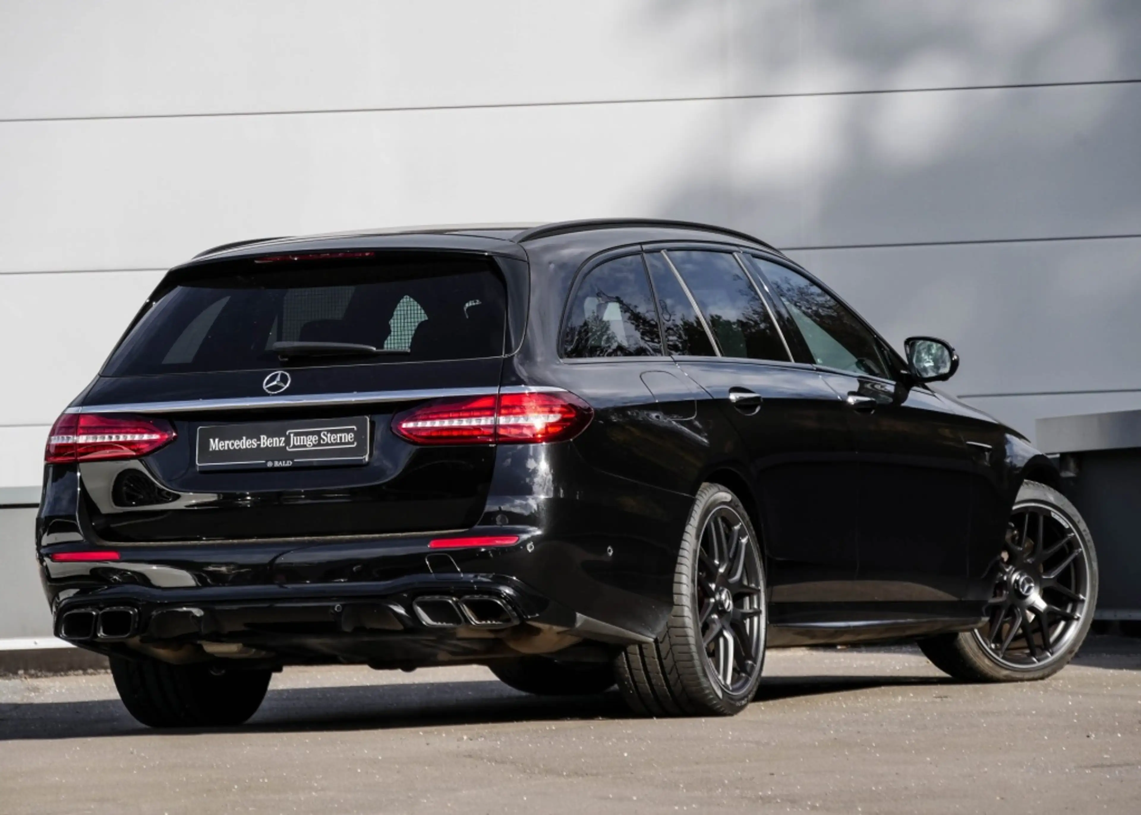 Mercedes-Benz E 63 AMG S 4M+ T Pano/AHK/Sitzkl/360/Night/Burm — photo 3