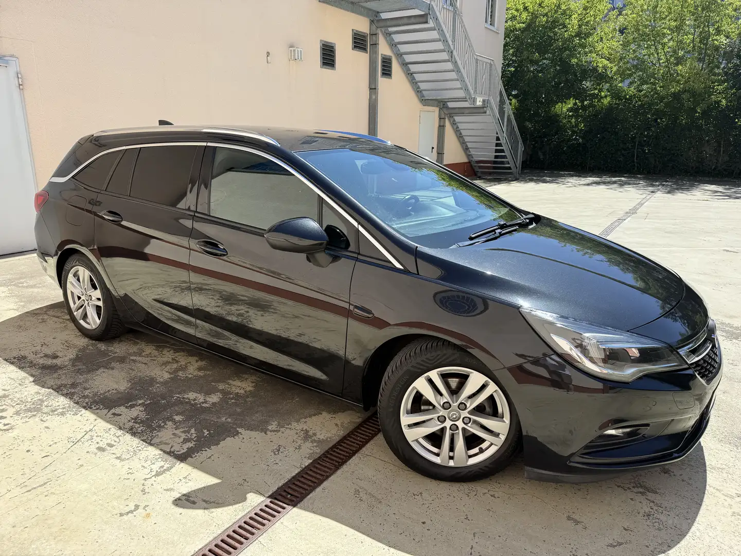 Opel Astra Caravan Dynamic mit Klima/ABS/ESP/Met/AHK/Alus/PDC Schwarz - 2