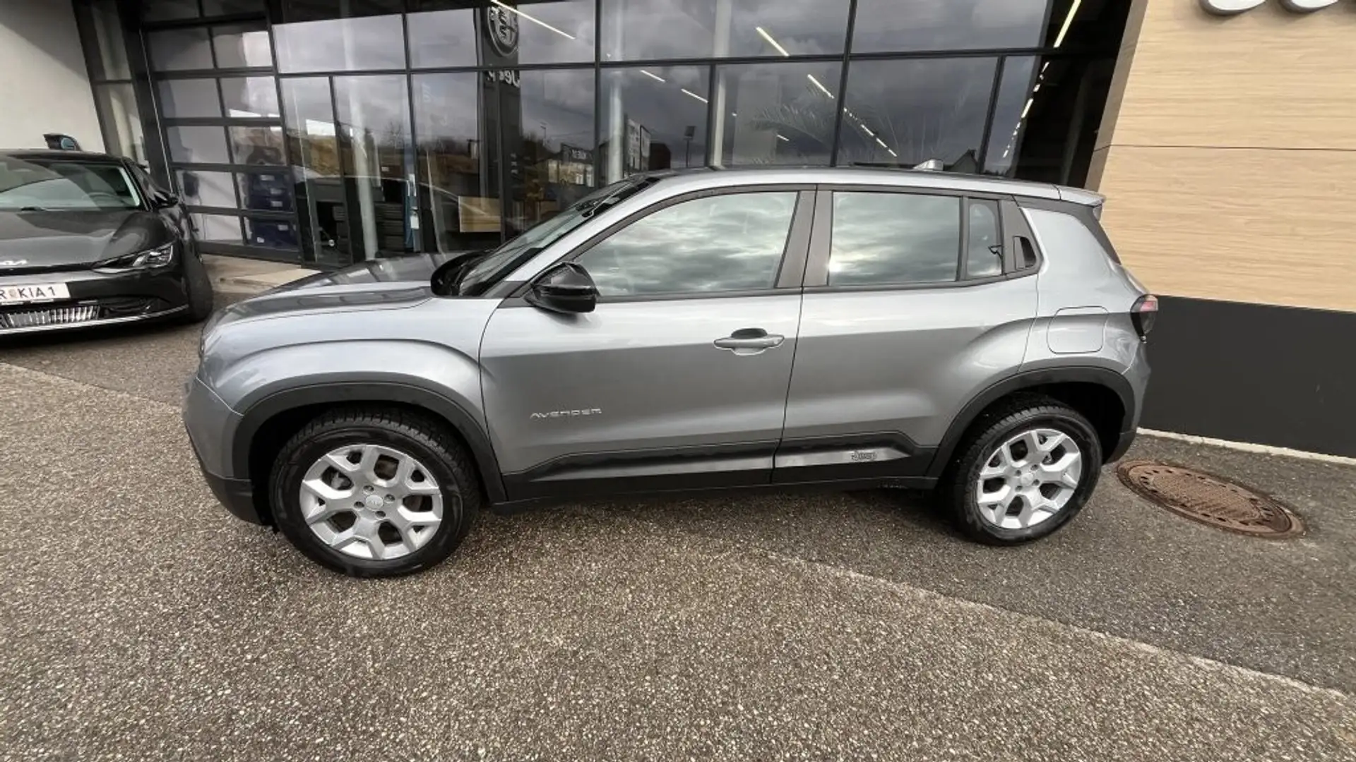 Jeep Avenger 1.2 GSE T3 Altitude Grau - 2