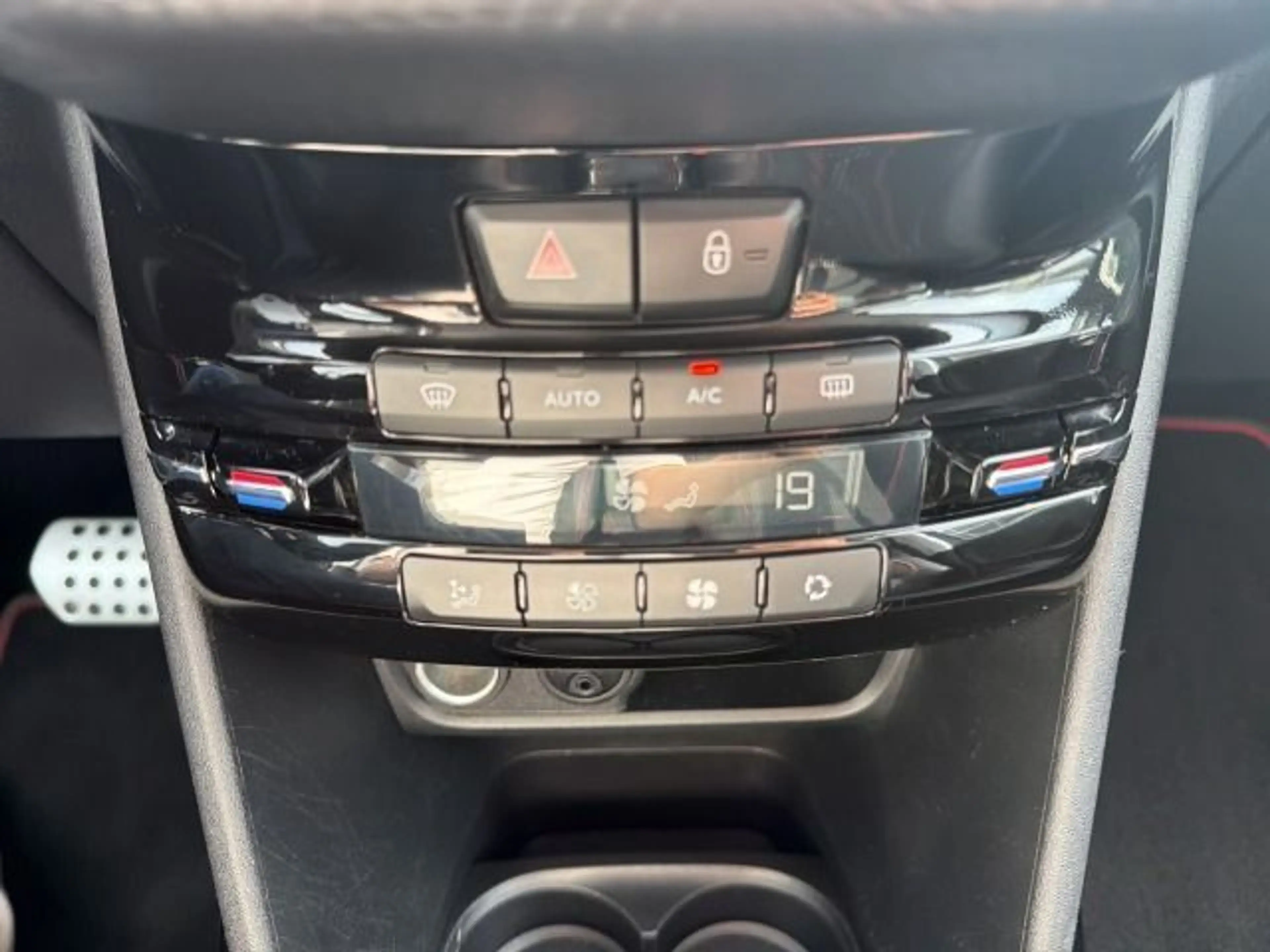 Peugeot 2008 1.2 PureTech 110 Allure (EURO 6d-Temp) — photo 13