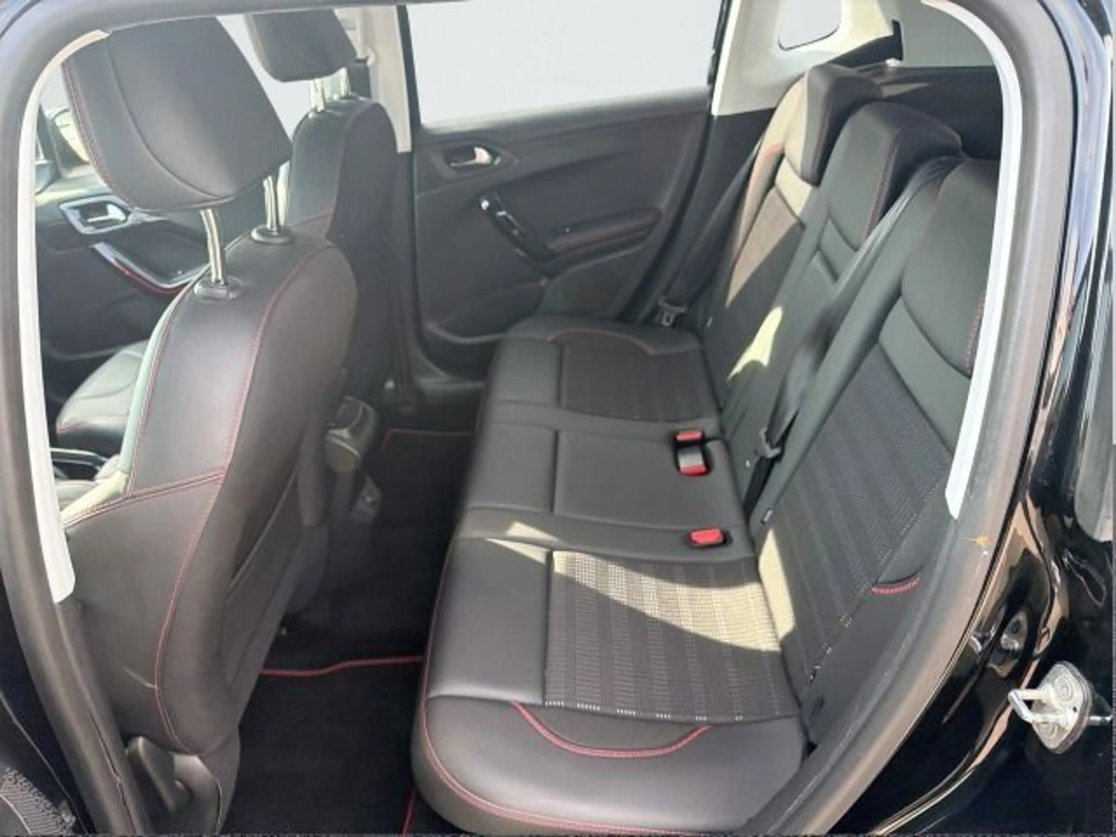 Peugeot 2008 1.2 PureTech 110 Allure (EURO 6d-Temp) — photo 15