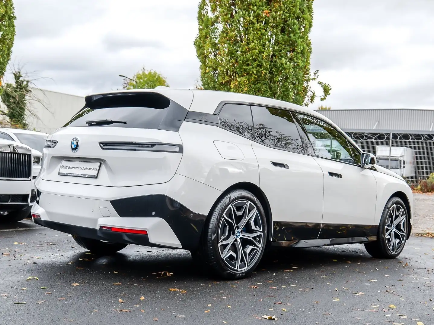 BMW iX xDrive40 M Sport HUD ACC RFK NAVI Standh. LM Weiß - 2