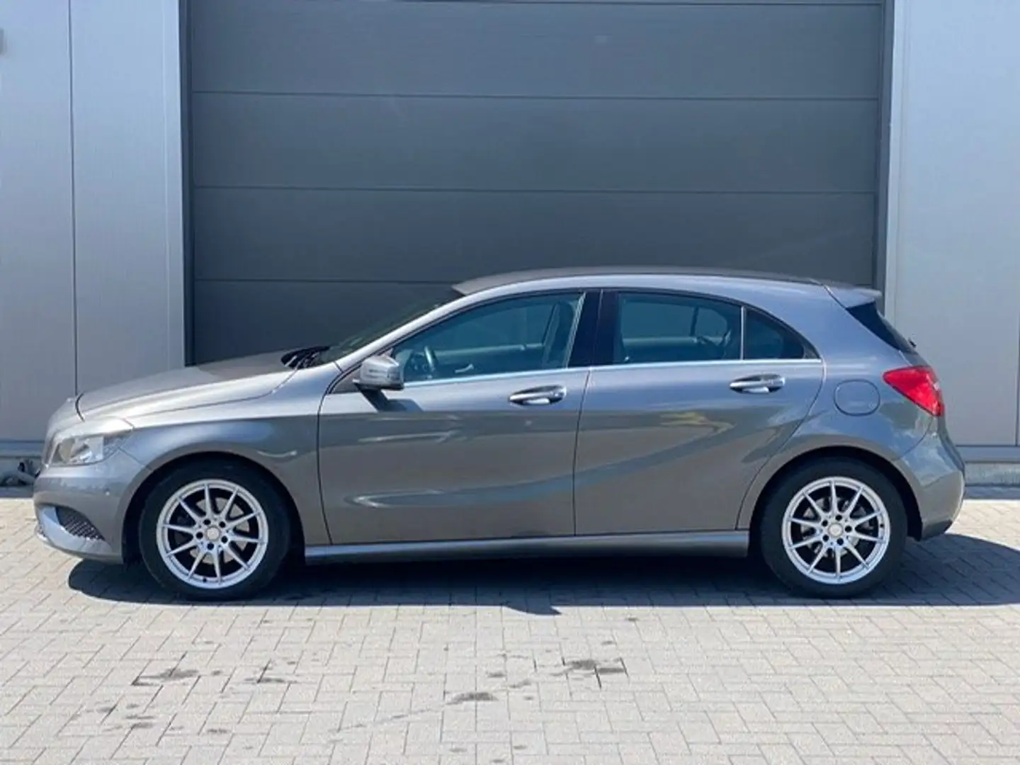 Mercedes-Benz A 180 A 180 (BlueEFFICIENCY) Urban Grijs - 2
