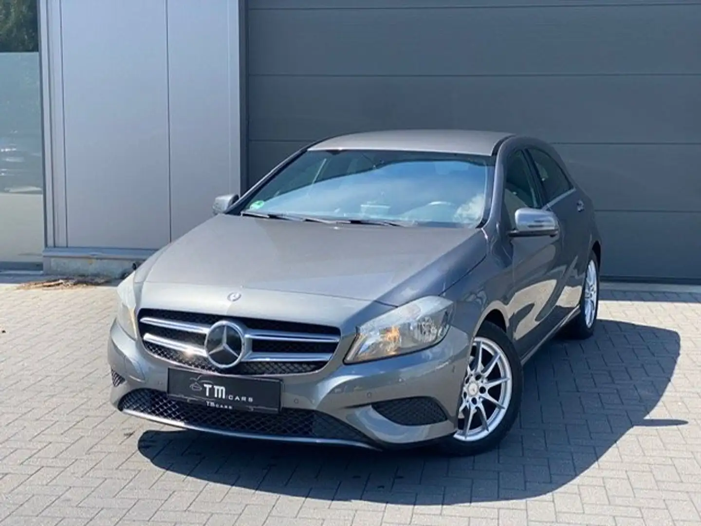 Mercedes-Benz A 180 A 180 (BlueEFFICIENCY) Urban Grijs - 1