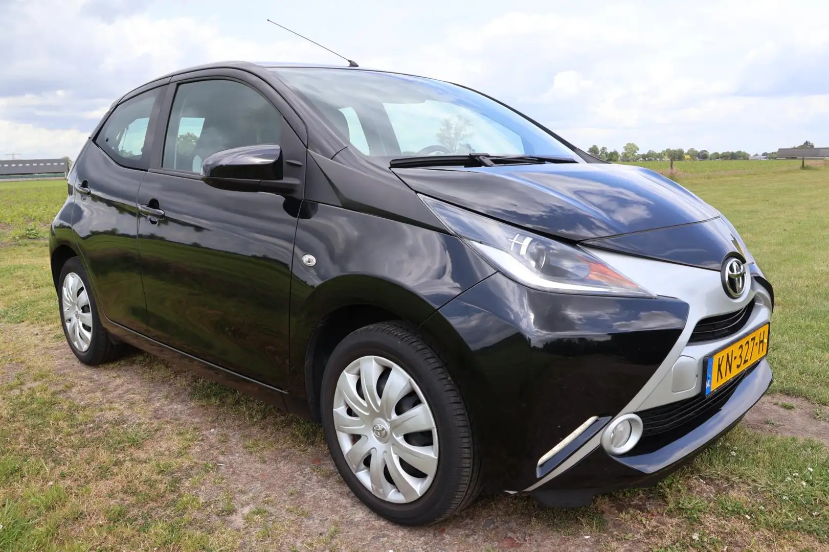 Toyota Aygo 1.0 VVT-i x-play|Airco|Parkeercamera|Bluetooth|NAP Zwart - 2