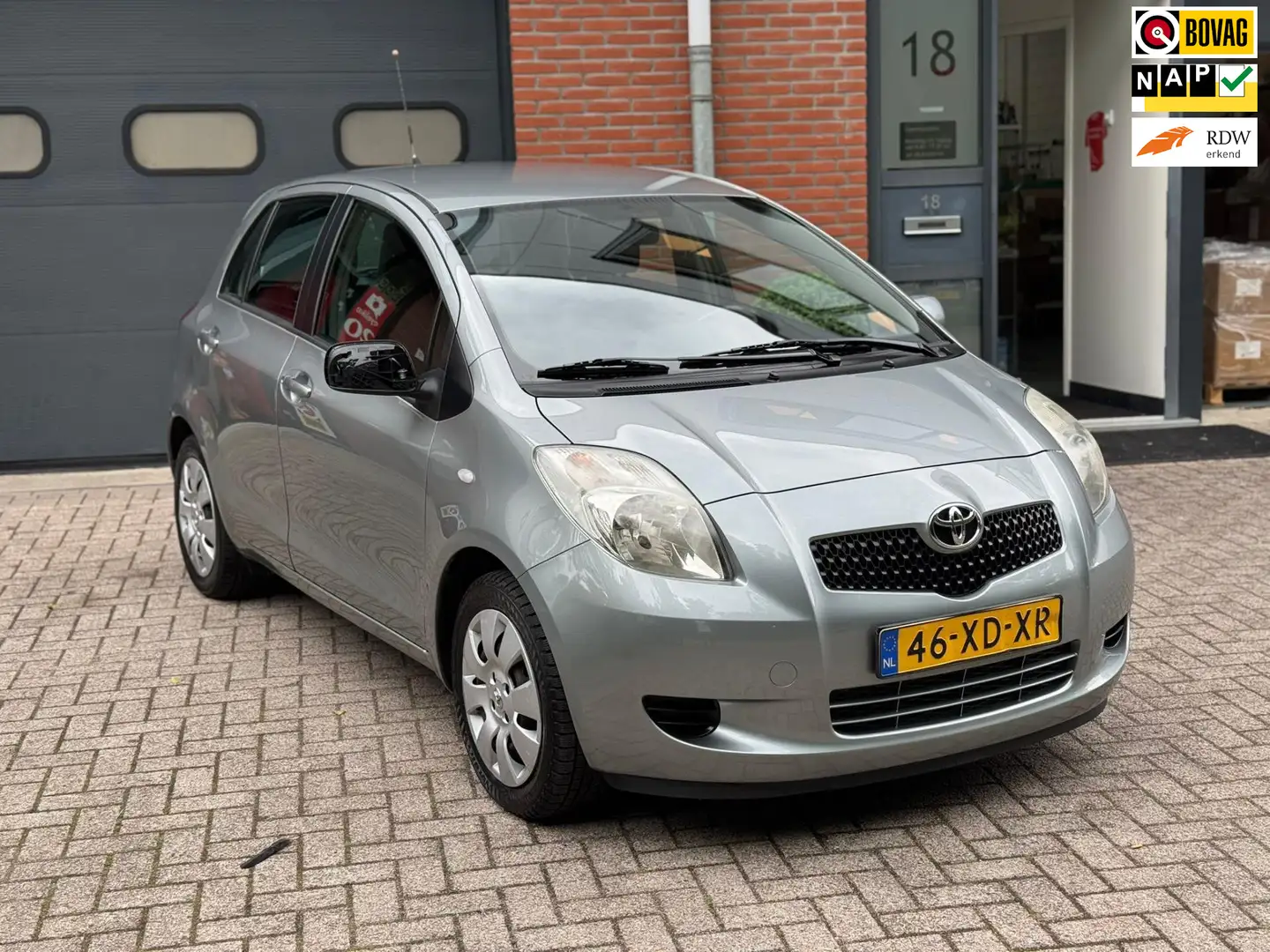 Toyota Yaris 1.3 VVTi/Elek.pakket/AIRCO/Trekhaak/NAP/Onderhoude Grijs - 1