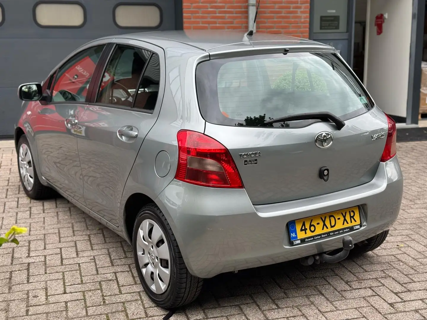 Toyota Yaris 1.3 VVTi/Elek.pakket/AIRCO/Trekhaak/NAP/Onderhoude Grijs - 2