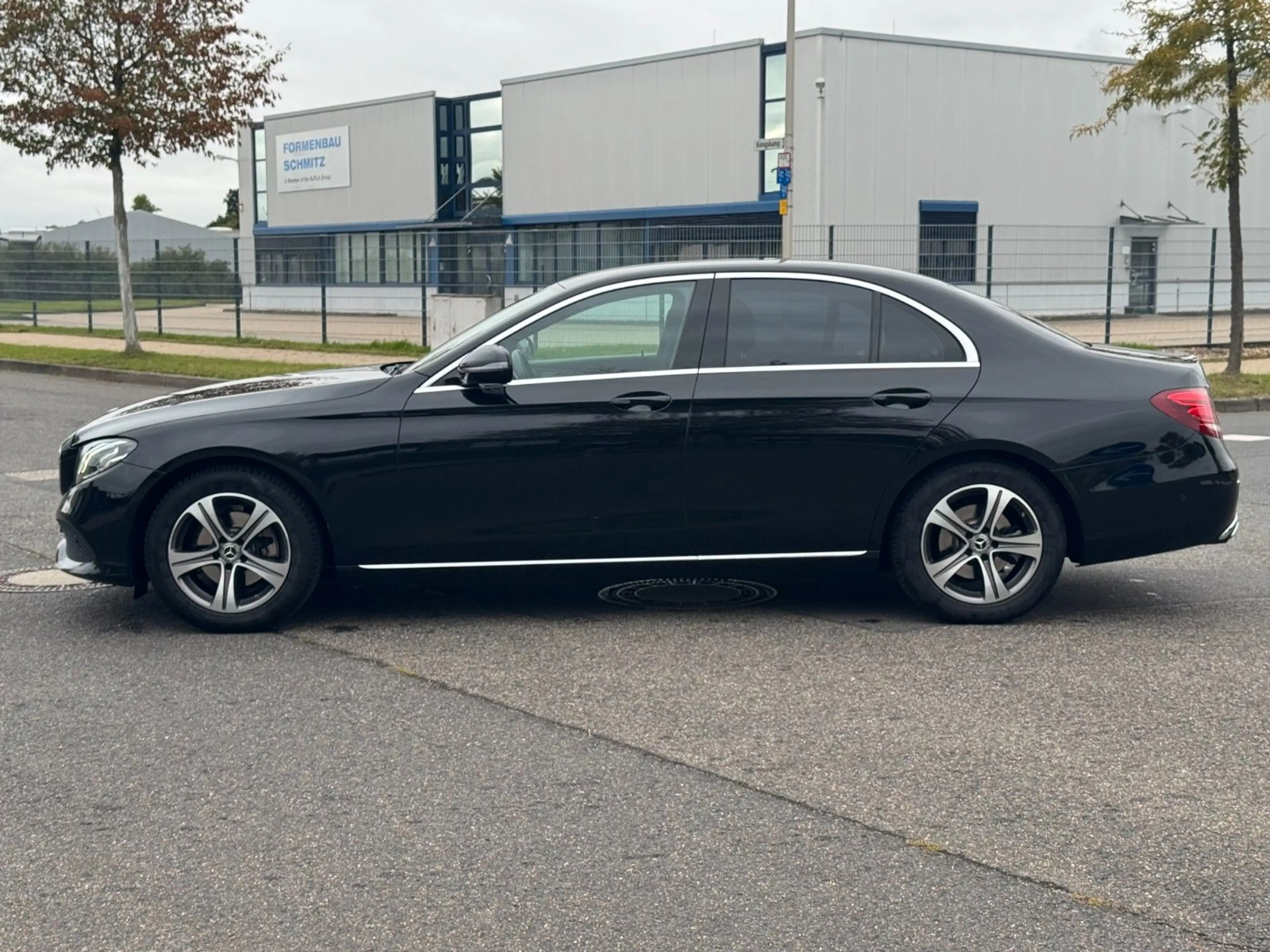 Mercedes-Benz E 220 d Limousine *Garantie*Autom.*Navi*LED*HUD* — photo 2