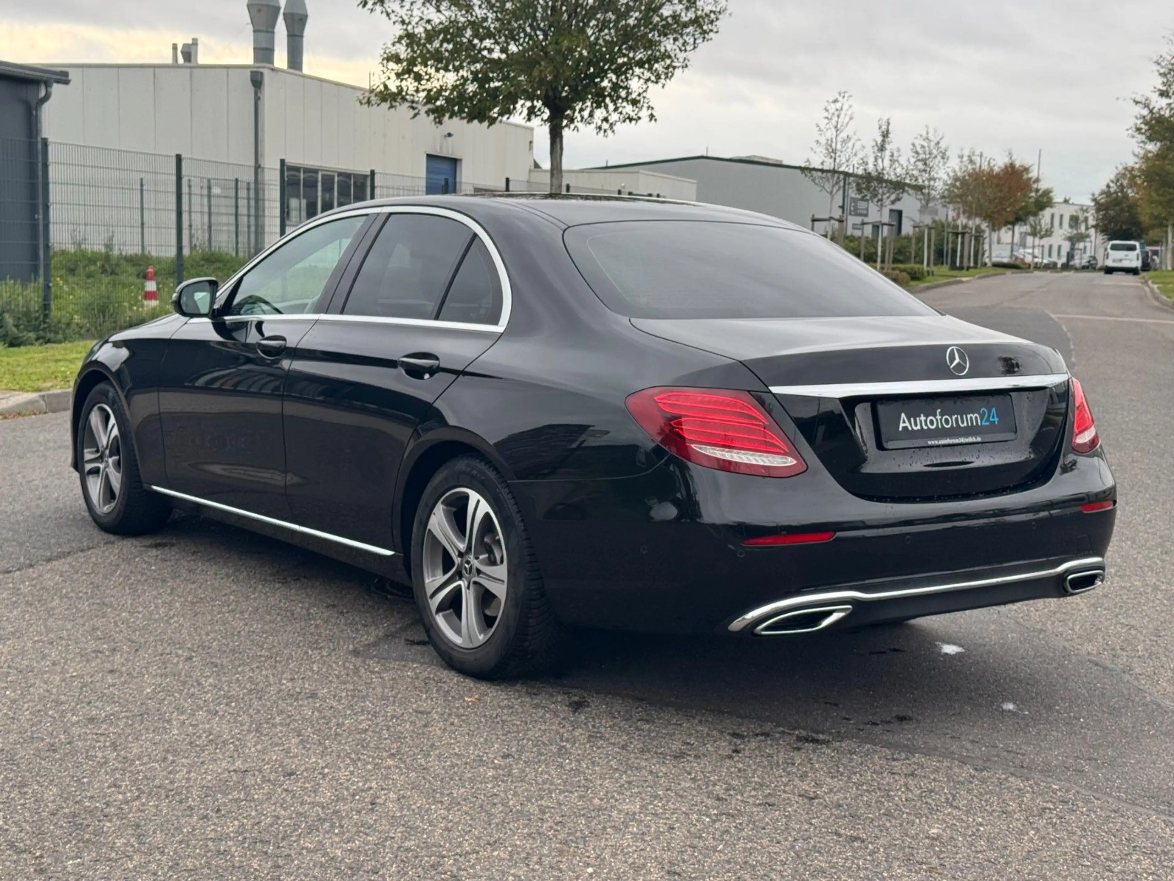 Mercedes-Benz E 220 d Limousine *Garantie*Autom.*Navi*LED*HUD* — photo 3