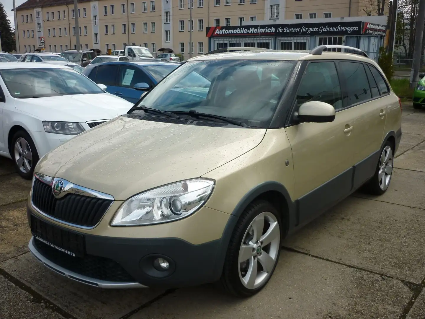 Skoda Fabia 1.2 TSi Combi Scout Scheckheftgepflegt! AHK! Beige - 1