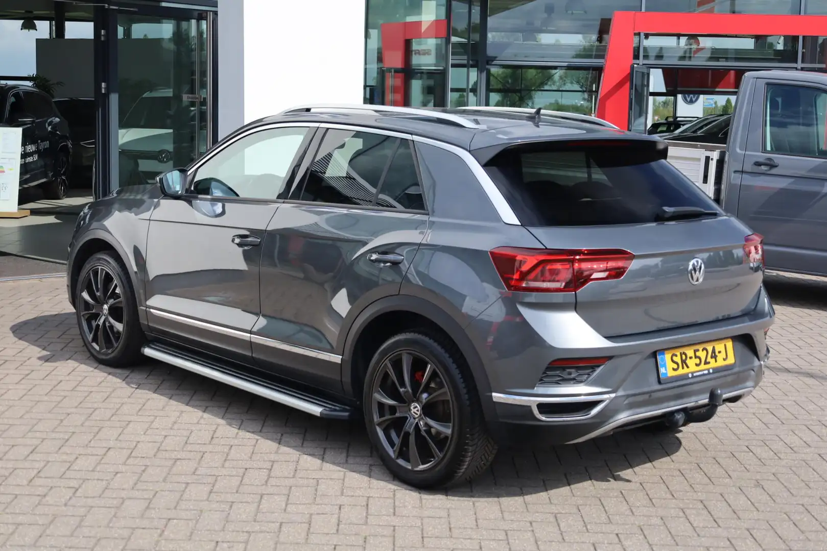Volkswagen T-Roc 1.5 TSI Sport 110KW-150PK, trekhaak, Sportplus pak Grijs - 2
