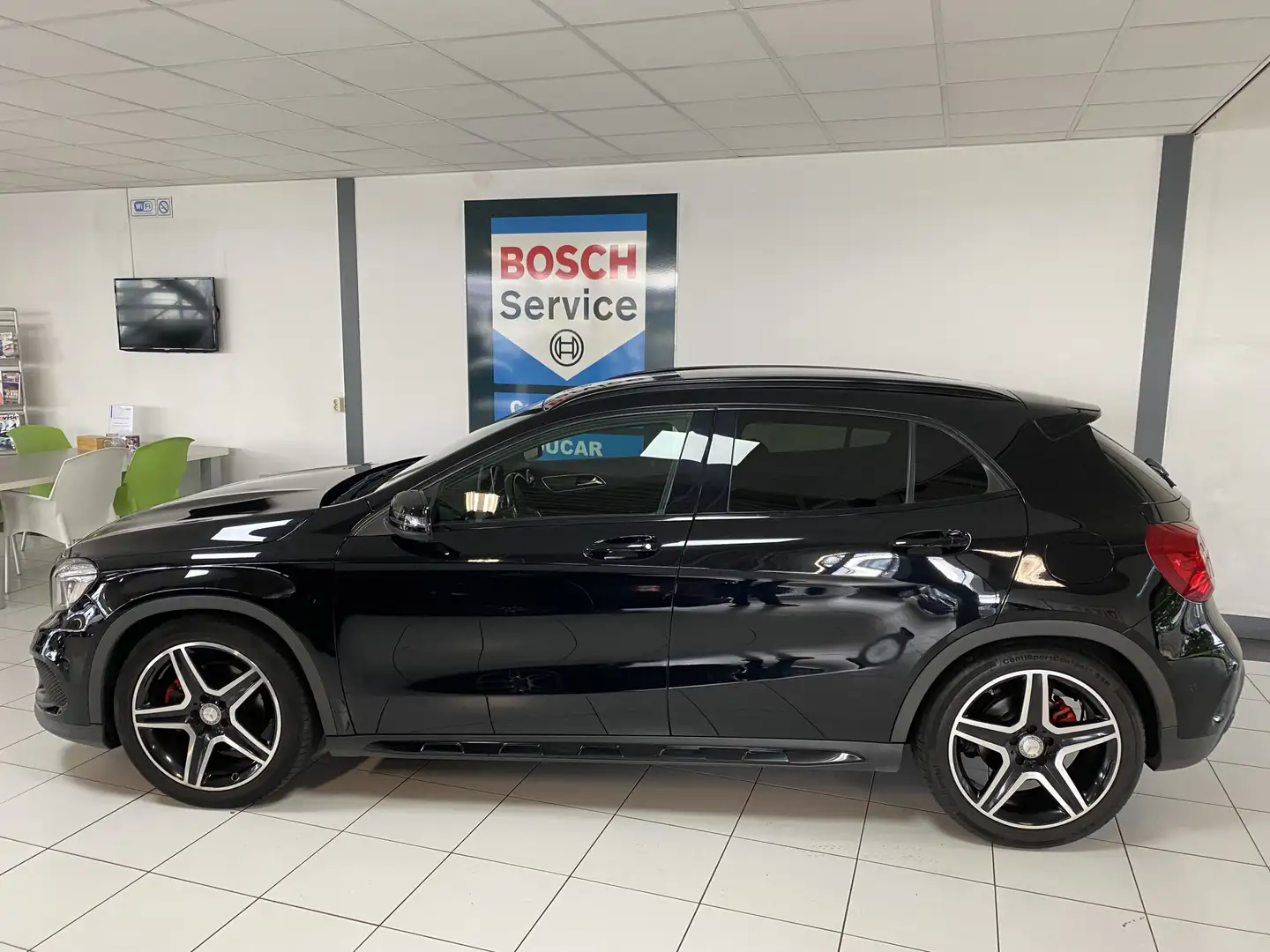 Mercedes-Benz GLA 250 Prestige AMG -Line Zwart - 2