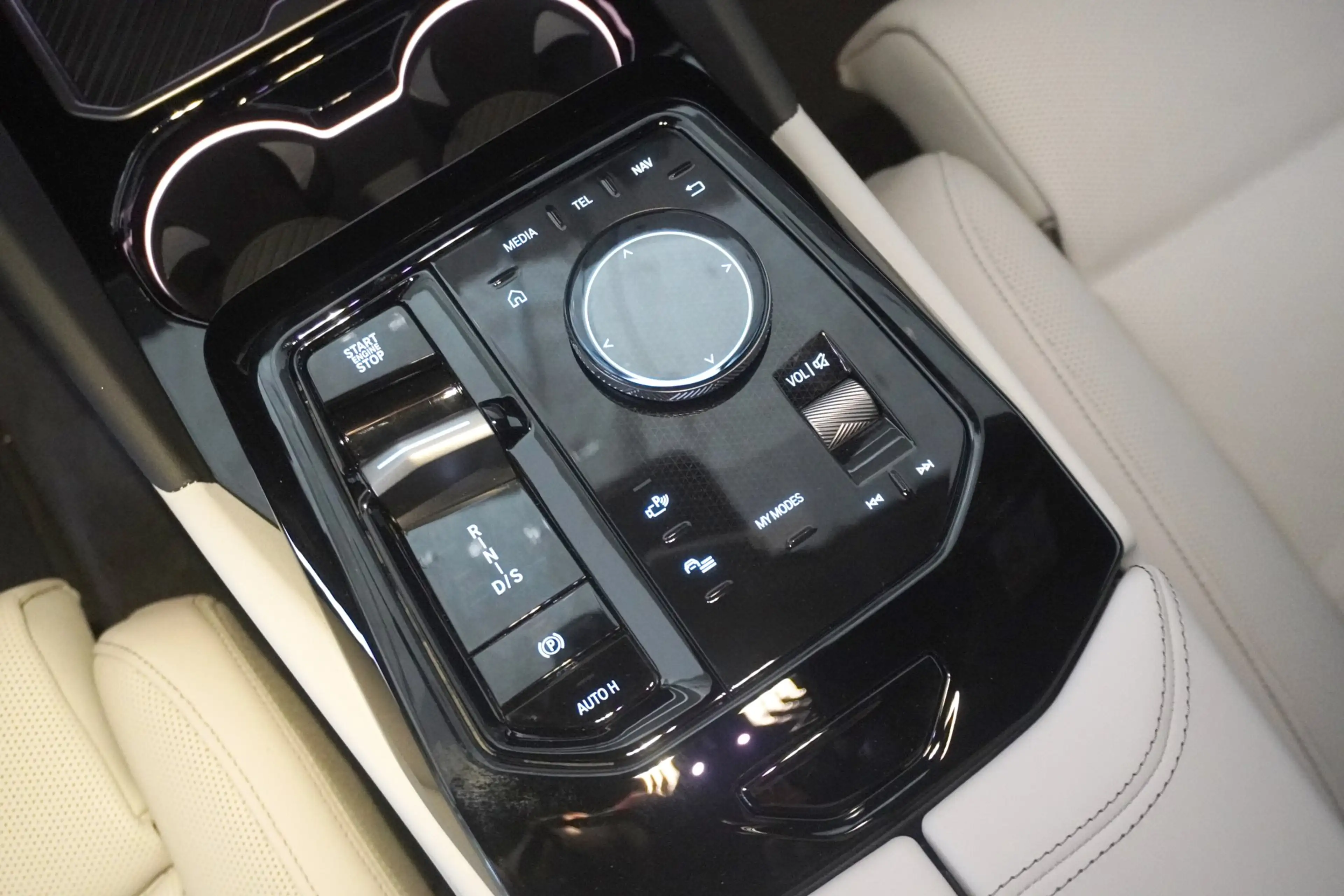 BMW 550 e xDrive — photo 12