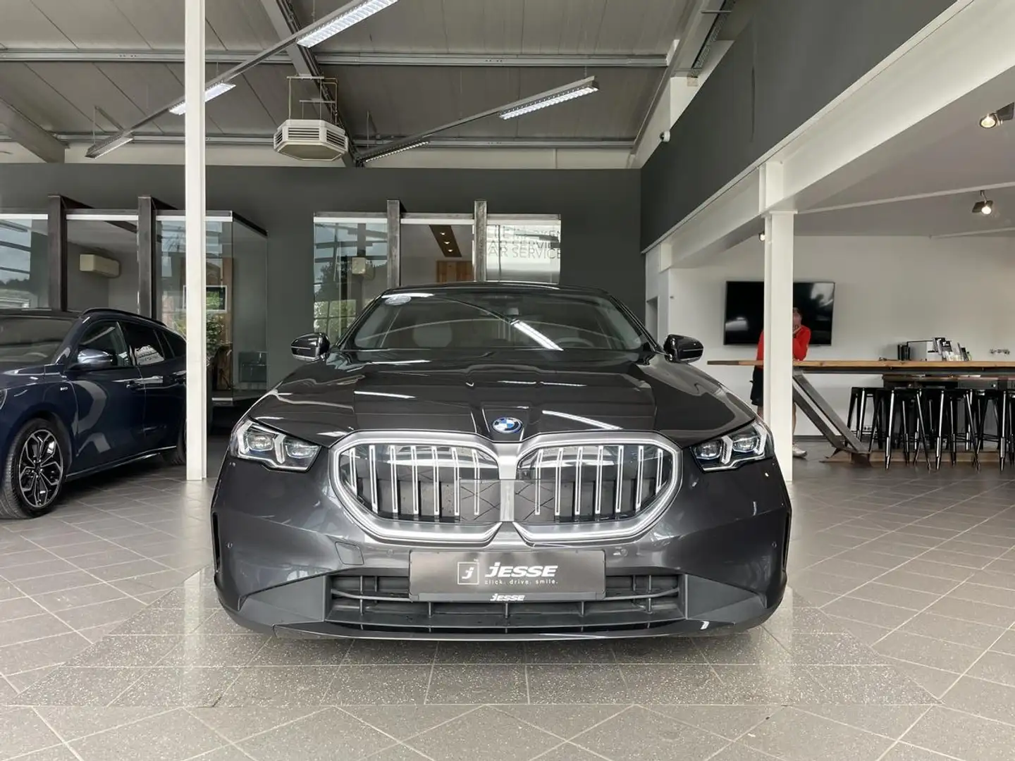BMW 550 e xDrive LED Pano Live Cockpit Prof. ACC H&K Šedá - 2
