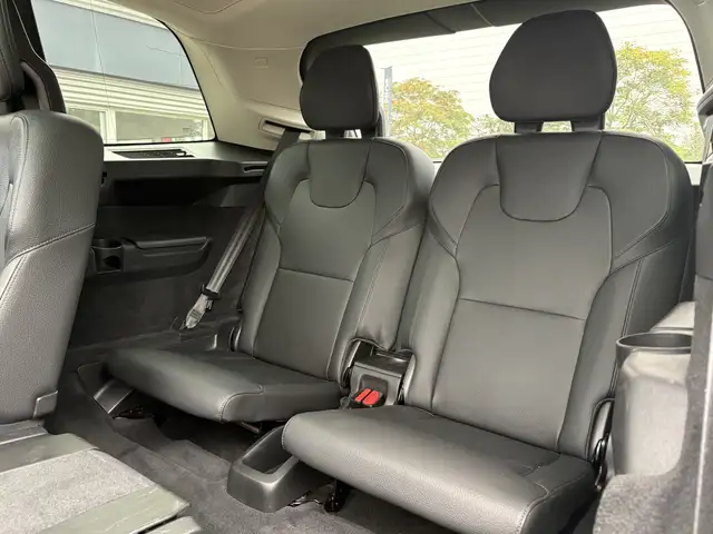 Volvo XC90 view 8