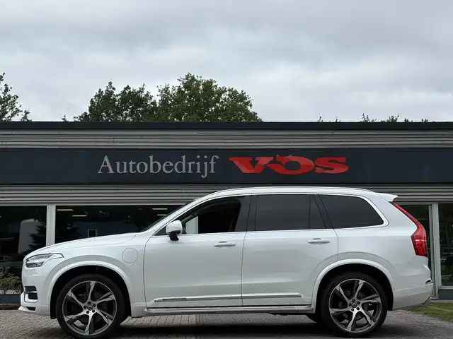 Volvo XC90 view 3