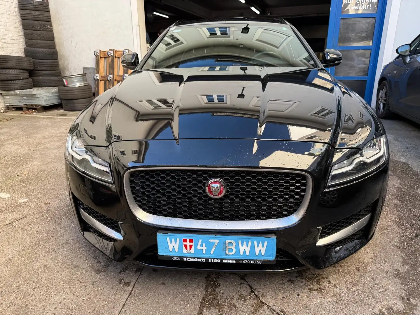 Jaguar XF R-Sport Schwarz - 1