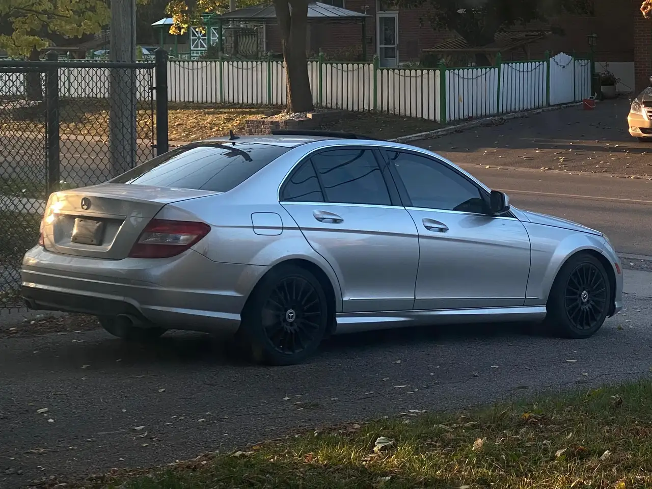Mercedes-Benz C-Class снимка Mercedes-Benz C-Class