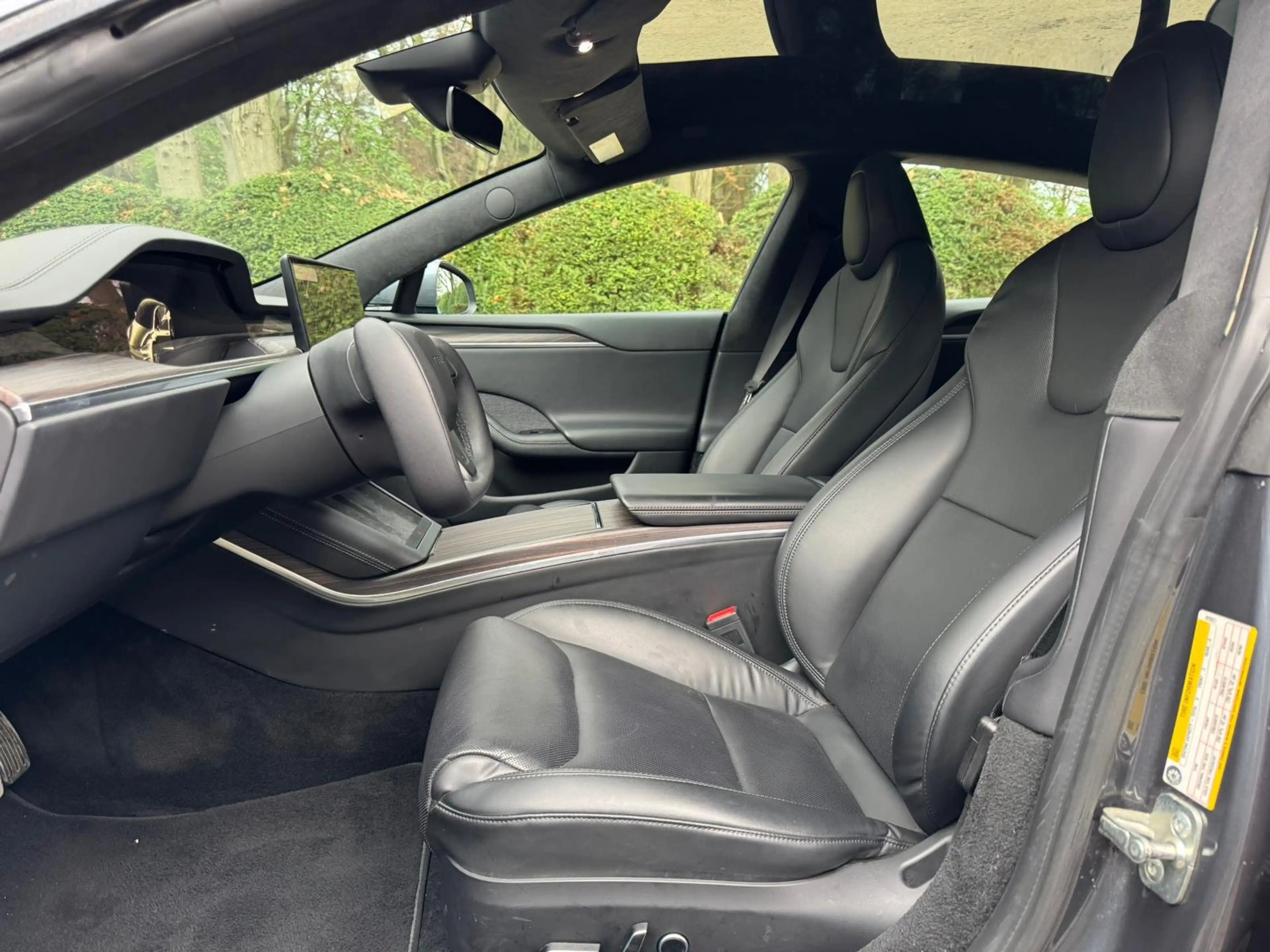 Tesla Model S LONG RANGE DUAL MOTOR - YOKE - AP - PANO Facelift — photo 13