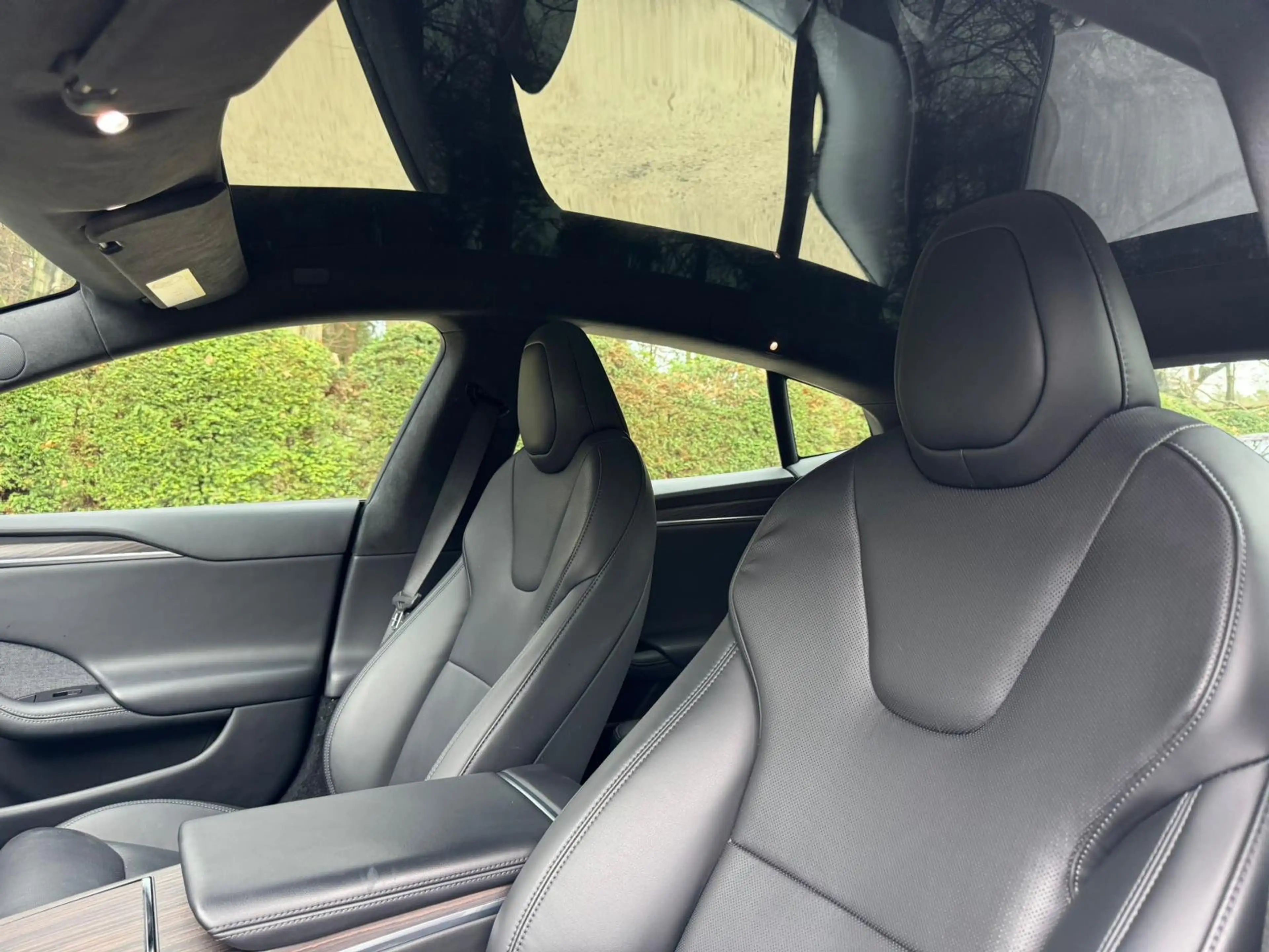 Tesla Model S LONG RANGE DUAL MOTOR - YOKE - AP - PANO Facelift — photo 14