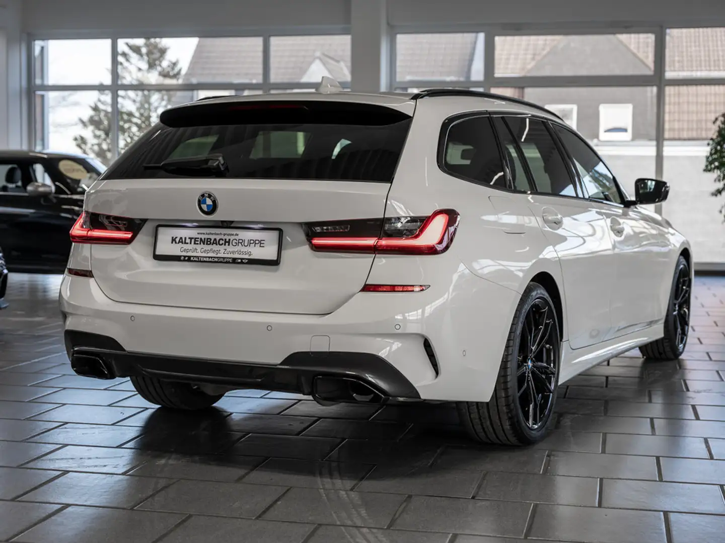 BMW 340 xDrive Touring LEDER NAVI HUD PANORAMADACH M Weiß - 2
