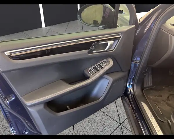 Porsche Macan view 15