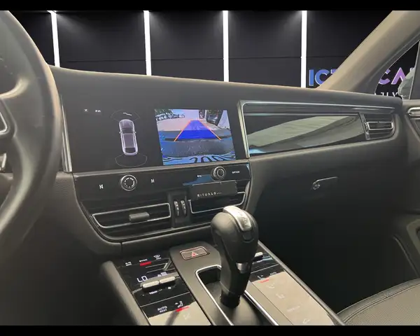 Porsche Macan view 14