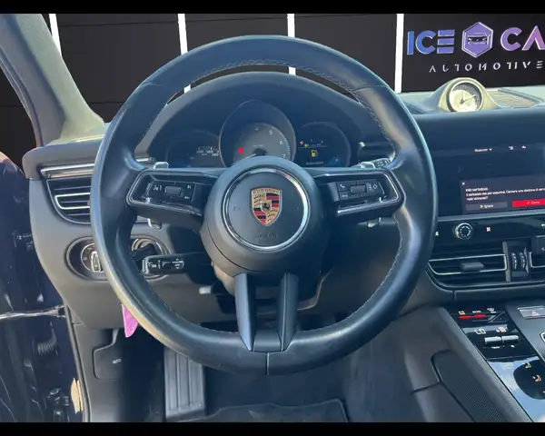 Porsche Macan view 11